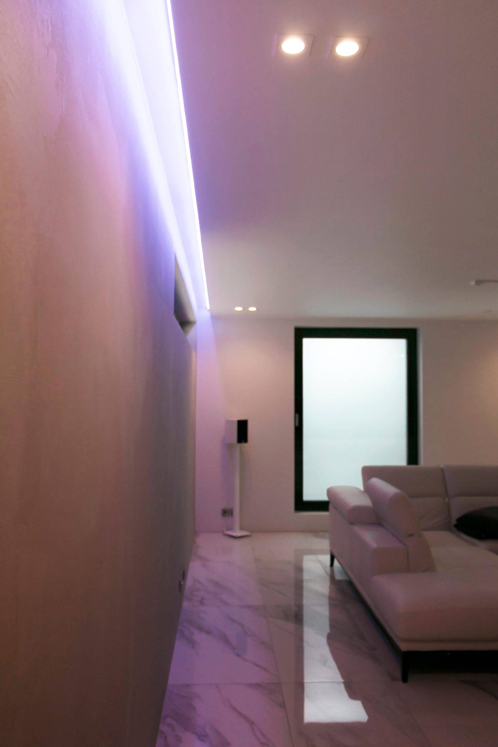 Logotipo de LED Store con "LED STORE" en mayúsculas blancas sobre fondo verde y el contorno de un cuadrado blanco.