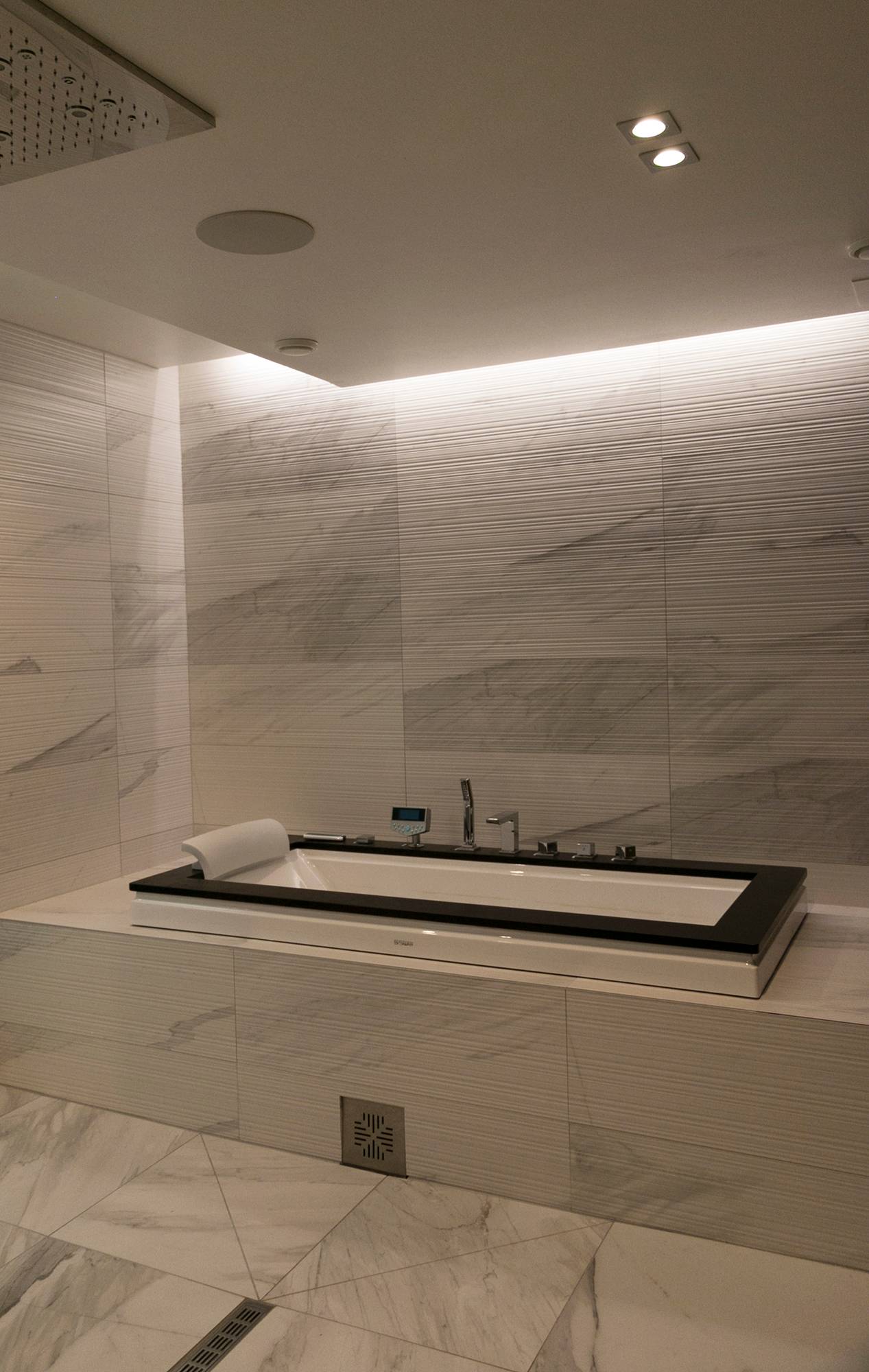 Dos VELAS CHINAS combinadas con una luz indirecta tipo spa. Ledstore.fi