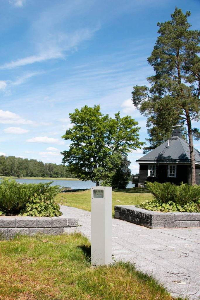 Fondo verde con un cuadrado blanco en el centro, con el texto "LED STORE" en mayúsculas y negrita.