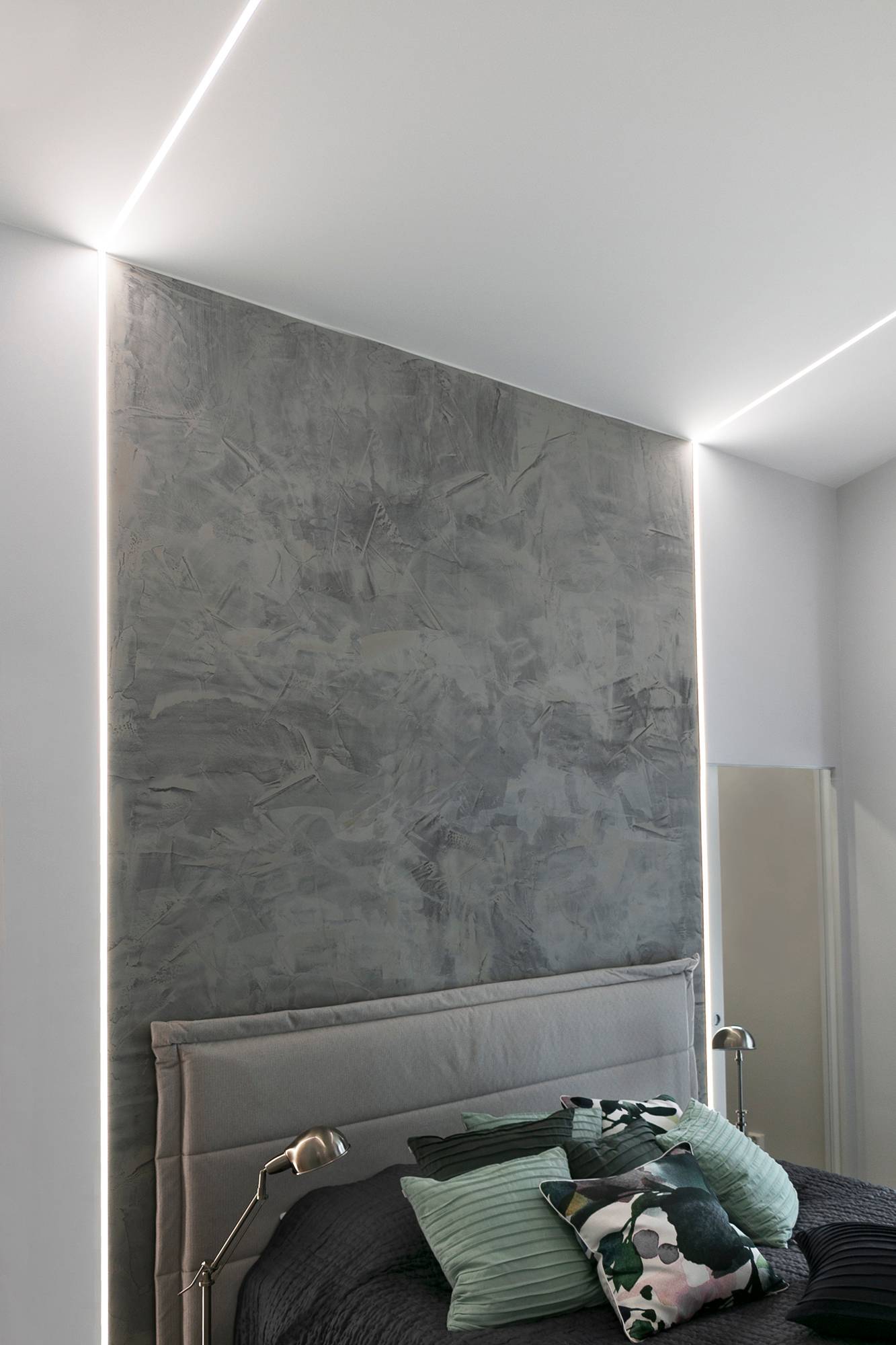 Hermosa iluminación ambiental en el dormitorio, tiras de led en perfiles empotrados estrechos. Ledstore.fi