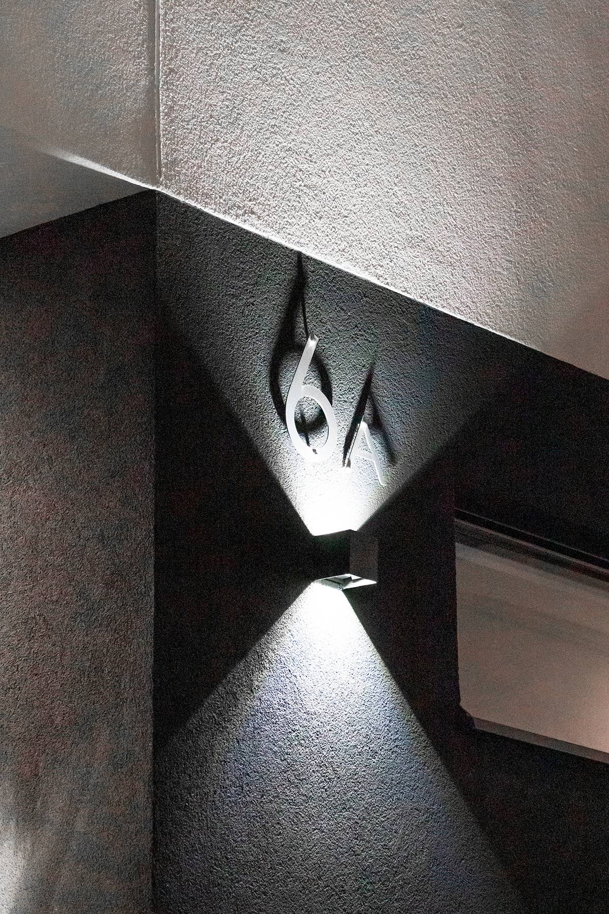 Imagen de fondo verde con un cuadrado blanco en el centro y el texto "LED STORE" en negrita, promocionando soluciones de iluminación energéticamente eficientes.