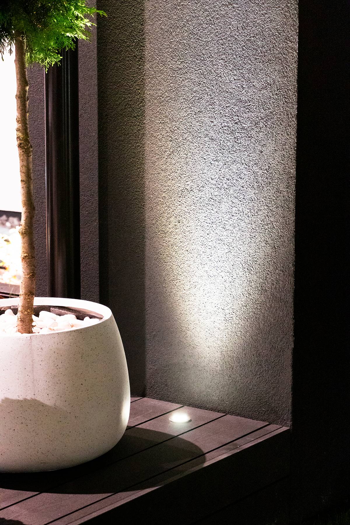 Imagen de fondo verde con un cuadrado blanco en el centro y el texto "LED STORE" en negrita, destacando las soluciones de iluminación energéticamente eficientes.