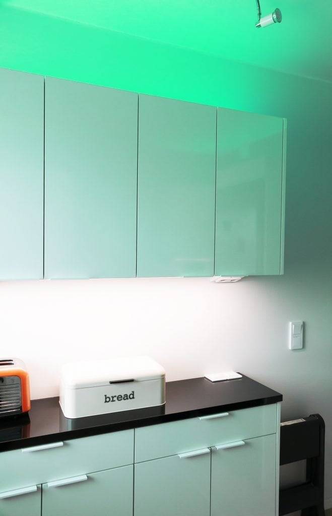 Fondo verde con cuadrado blanco en el centro "LED STORE" con texto blanco. Concepto de marca y señalización de tienda de iluminación.