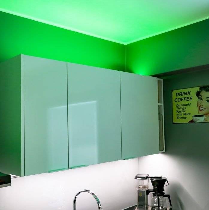 El diseño de la iluminación puede transformar el aspecto de un espacio. Esta tira de LED RGBW sobre un armario con perfil de aluminio.