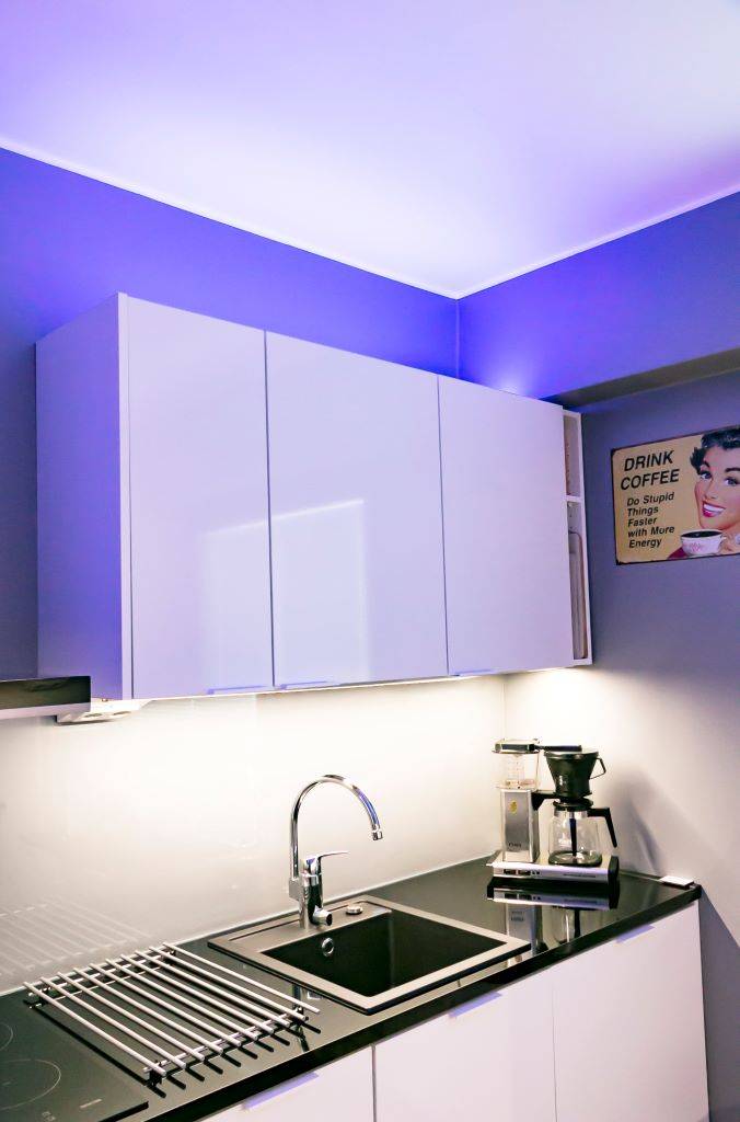 Fondo verde sobre un cuadrado blanco con "LED STORE" en letras mayúsculas blancas y en negrita en el centro.