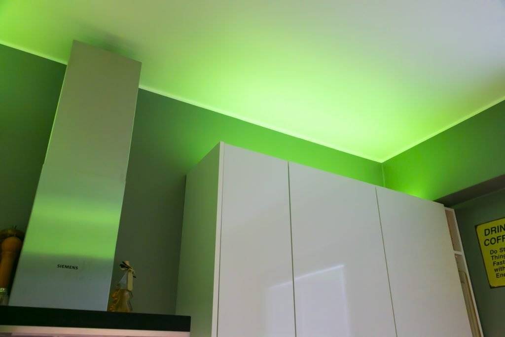 Logotipo de LED Store sobre fondo verde con un cuadrado blanco y "LED STORE" en letras blancas y en negrita, para mejorar la optimización de los motores de búsqueda de soluciones de iluminación LED.