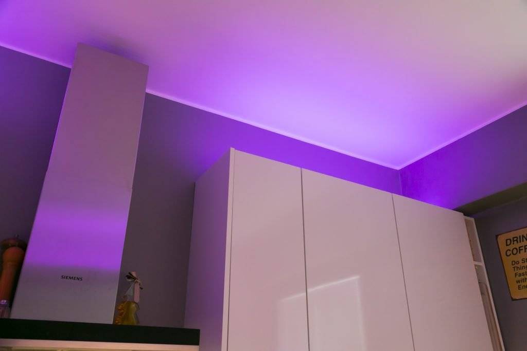 Fondo verde con un cuadrado blanco en negrita, texto "LED STORE" en el centro en una fuente moderna para soluciones de iluminación energéticamente eficientes.