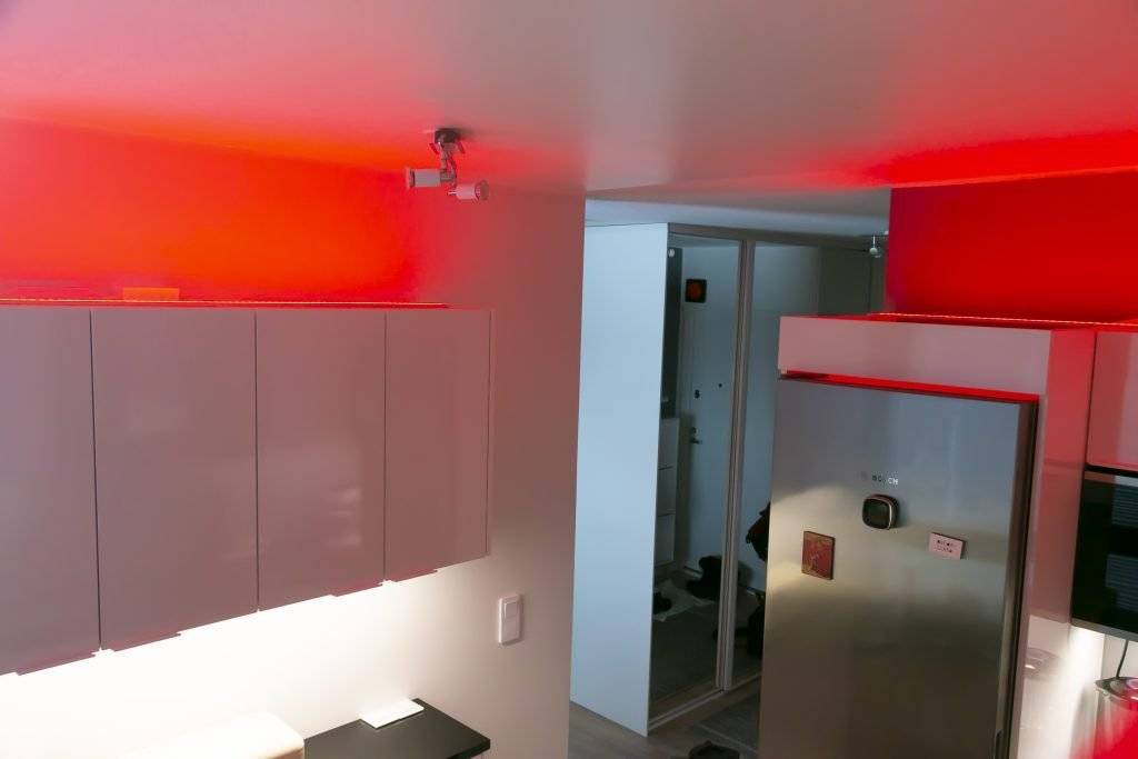 Fondo verde y cuadrado blanco con "LED STORE" en letras mayúsculas blancas y en negrita - Gráfico de marca de tienda de iluminación LED.