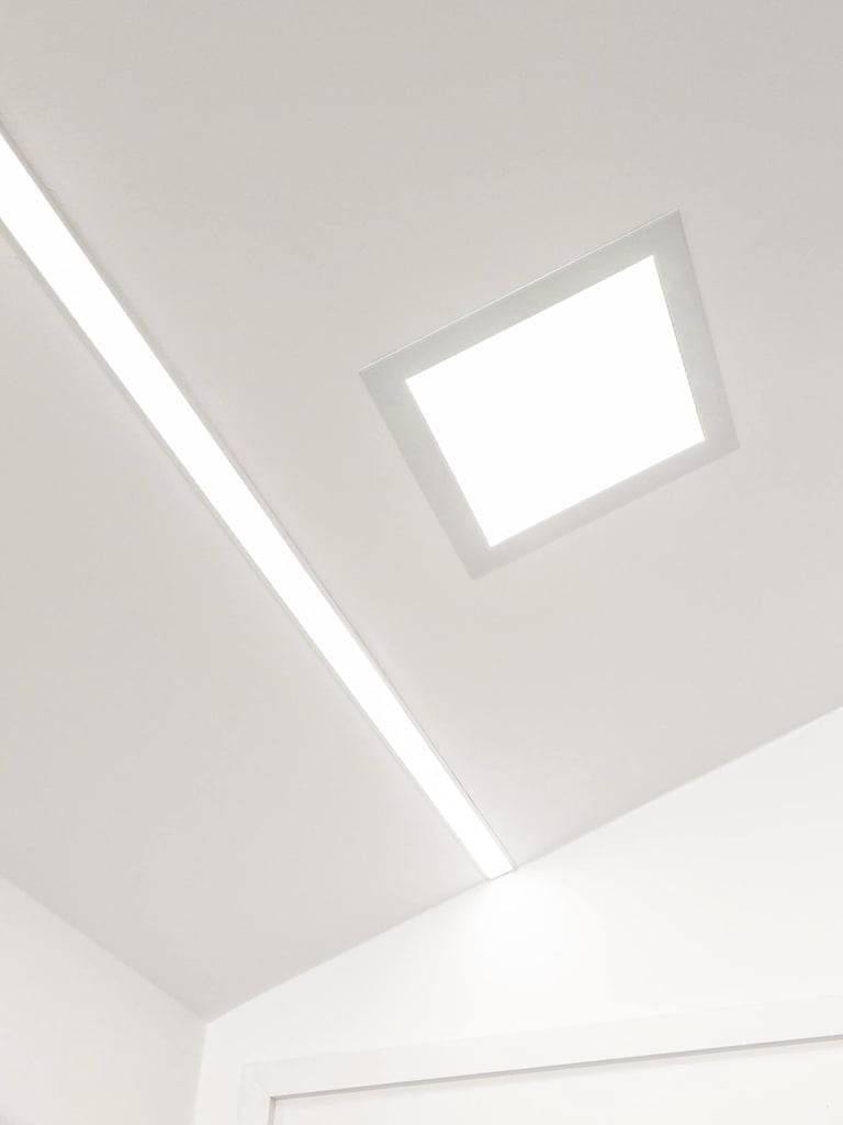 Fondo verde con un cuadrado blanco en el centro con "LED STORE" en letras blancas verticales - marca de la tienda de iluminación LED.