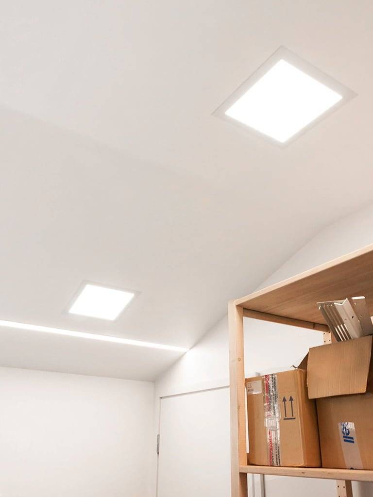 Texto blanco "LED STORE" sobre fondo verde con un cuadrado blanco que resalta el logotipo de la tienda. Soluciones de iluminación LED ecológicas para sus necesidades.