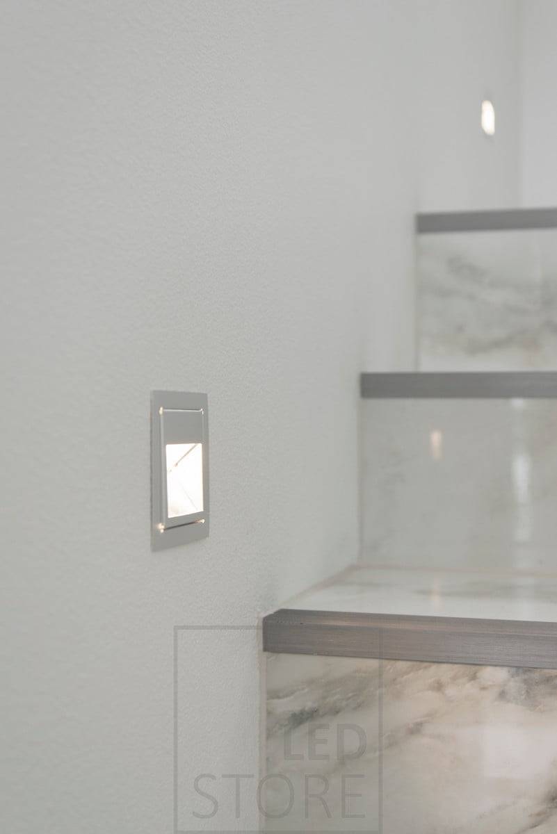 Luz de escalera led IN-WALL iluminando suave y atmosférica luz en los escalones. El aplique empotrable es moderno, sencillo y elegante. También disponible en blanco y negro. Ledstore.fi