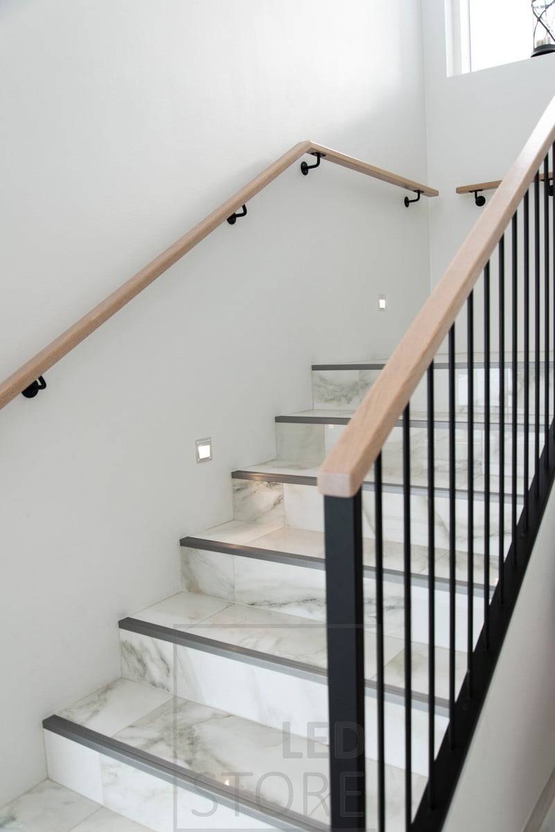 Luz de escalera led IN-WALL que ilumina suave y atmosféricamente los escalones. El aplique empotrable es sencillo y elegante. También disponible en blanco y negro. Ledstore.fi