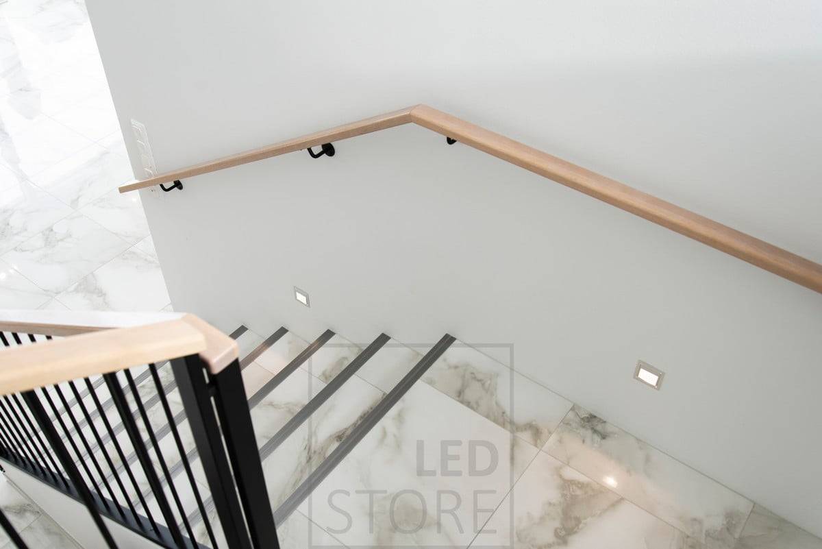 Luz de escalera led IN-WALL que ilumina suave y atmosféricamente los escalones. El aplique empotrable es minimalista y elegante. También disponible en blanco y negro. Ledstore.fi