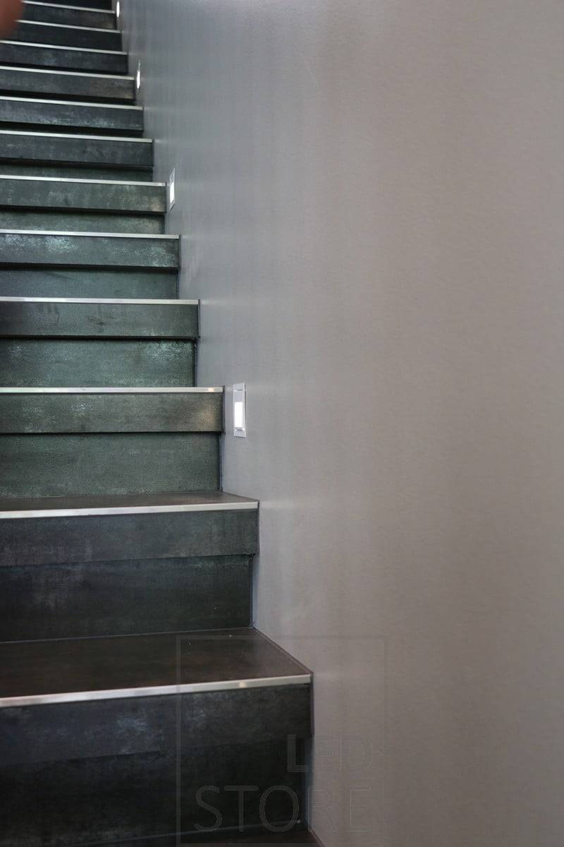 Aplique led empotrable IN-WALL para peldaños de escaleras, que ilumina con luz suave. La luz es agradable a la vista y, cuando se conecta a un sensor de movimiento, también funciona perfectamente como iluminación nocturna. Ledstore.fi