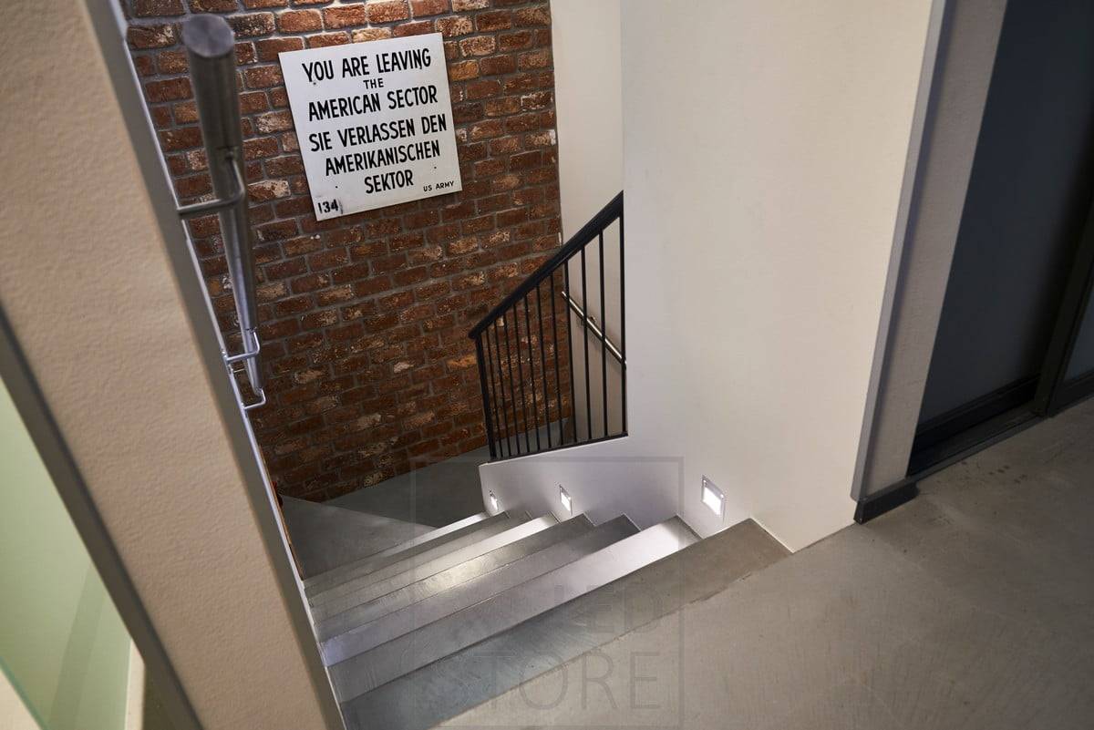 El aplique led empotrable IN-WALL ilumina la escalera con una luz suave y agradable a la vista. Al conectar el IN-WALL al detector de presencia, se obtiene una solución funcional para la iluminación nocturna sin tener que encender otras luces. Ledstore.fi