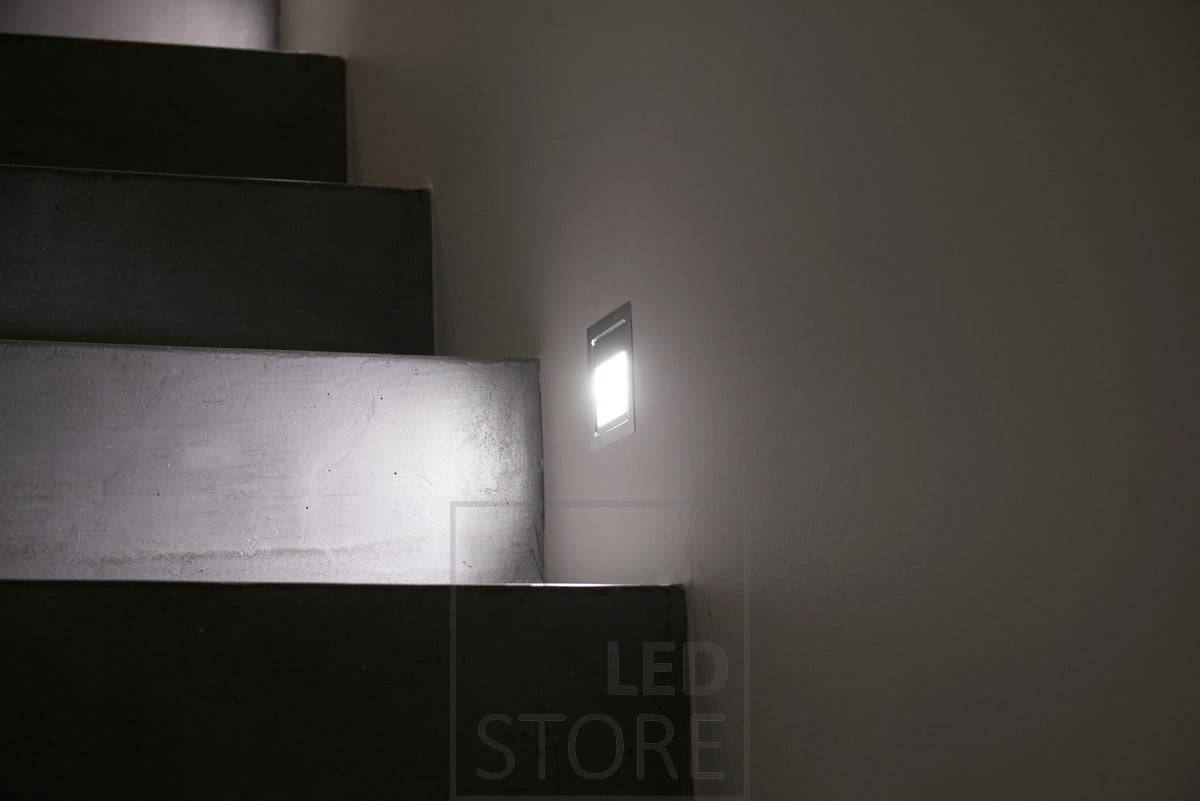 La luz de escalera led IN-WALL es adecuada para su uso como luz de peldaño en escaleras o como luz de pasillo en vestíbulos. Al conectar IN-WALL al detector de presencia, se obtiene una solución funcional para la iluminación nocturna sin tener que encender otras luces. Ledstore.fi
