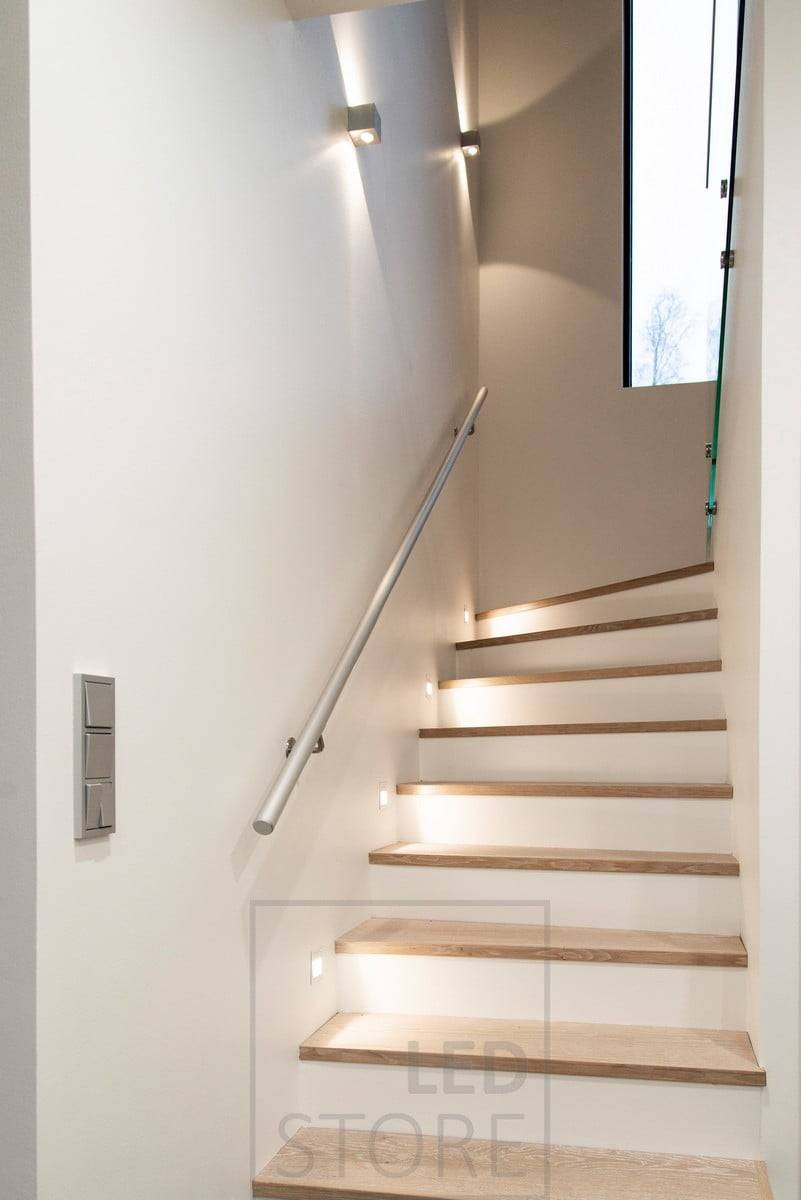 Apliques led empotrables IN-WALL combinados con apliques led CUBIC bidireccionales. Ledstore.fi