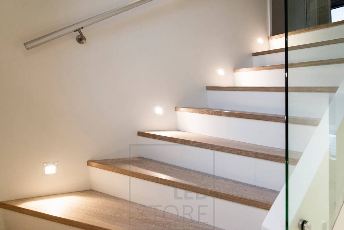 Aplique LED empotrable en la pared para iluminar los escalones. Funciona tanto como una bonita luz de ambiente como una luz nocturna agradable a la vista para acentuar una bonita escalera. Ledstore.fi
