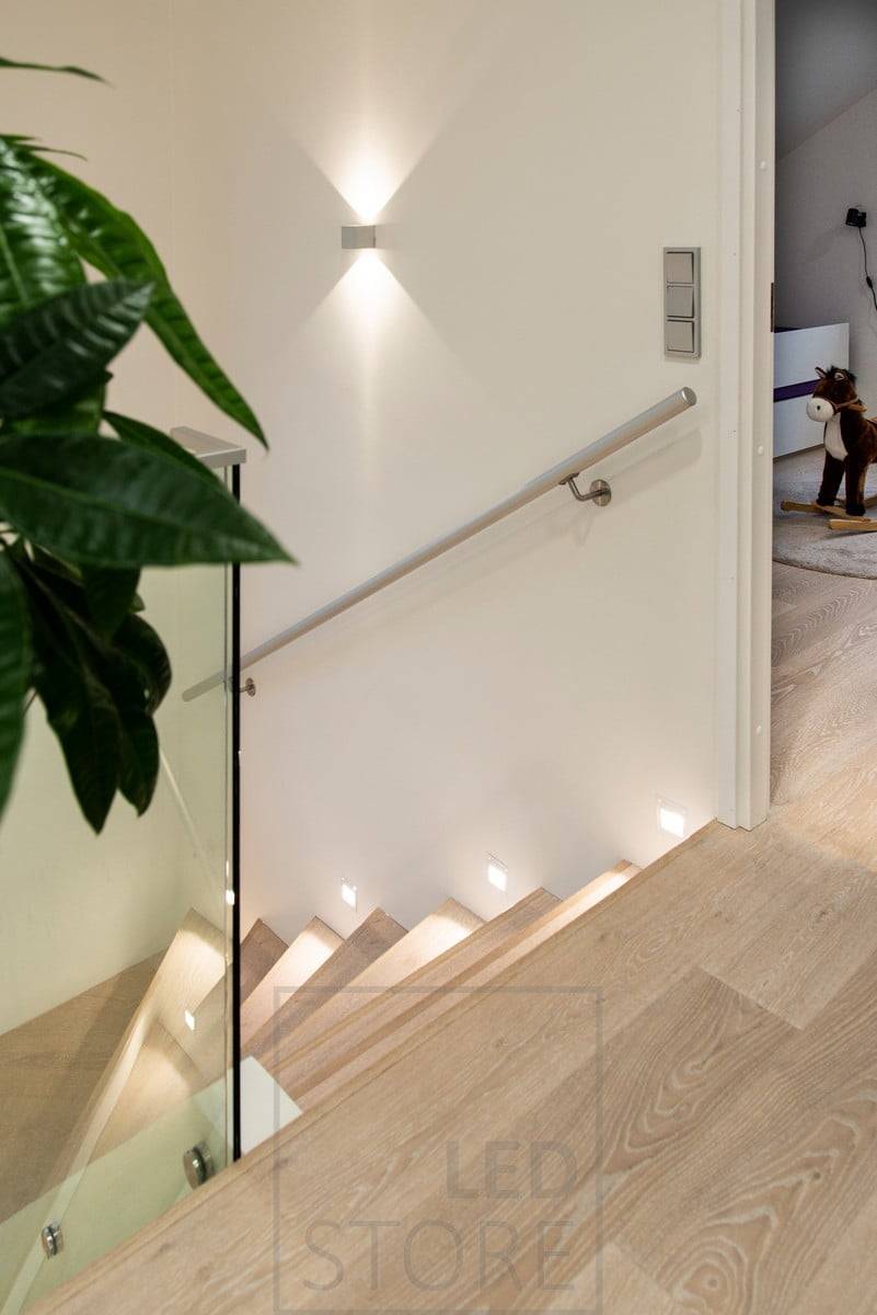IN-WALL Aplique empotrable de led que ilumina los escalones. La luz es suave y agradable a la vista, por lo que es ideal para la iluminación nocturna. Ledstore.fi