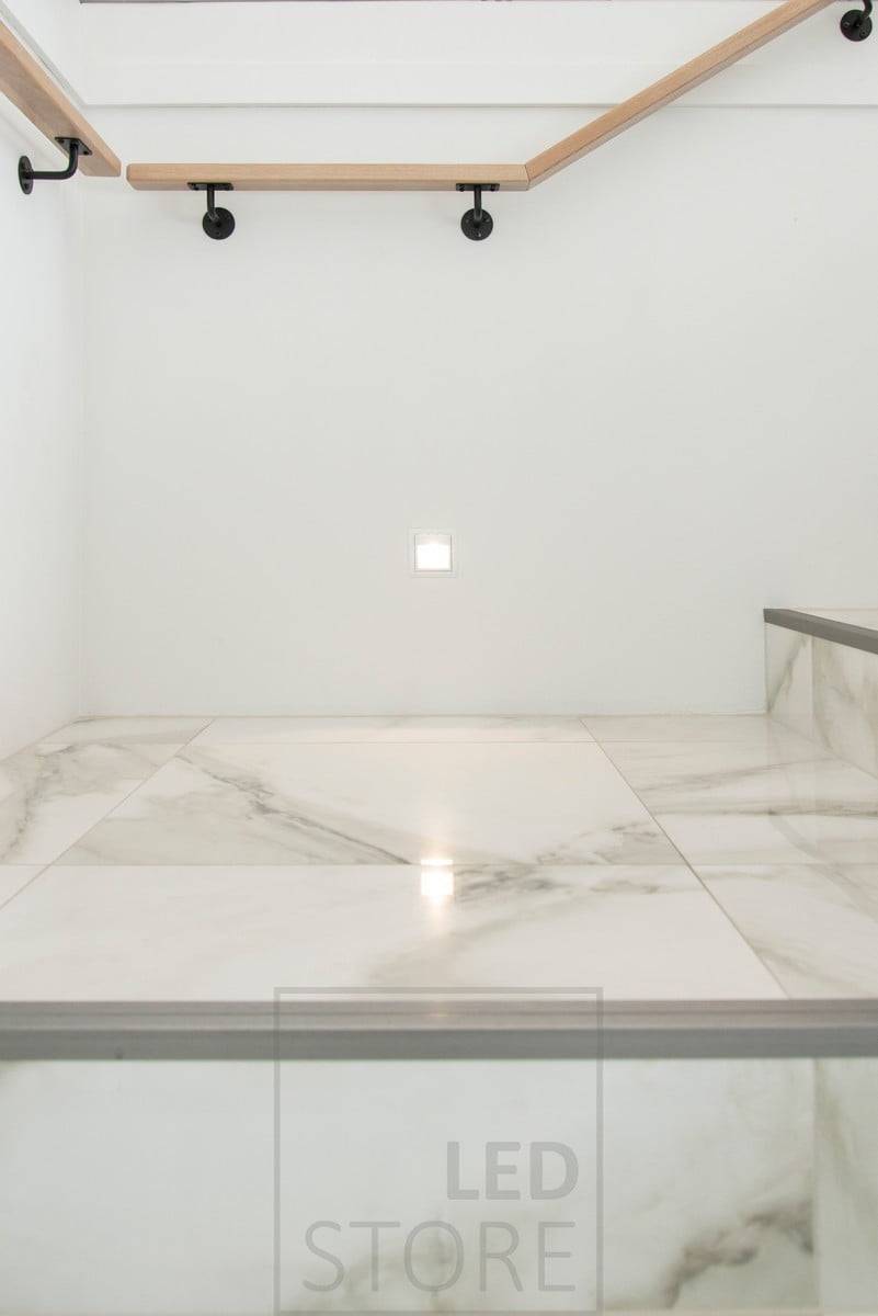 El aplique LED IN-WALL para escaleras proporciona una luz suave y atmosférica. El aplique empotrado tiene una sencillez y elegancia modernas. Ledstore.fi