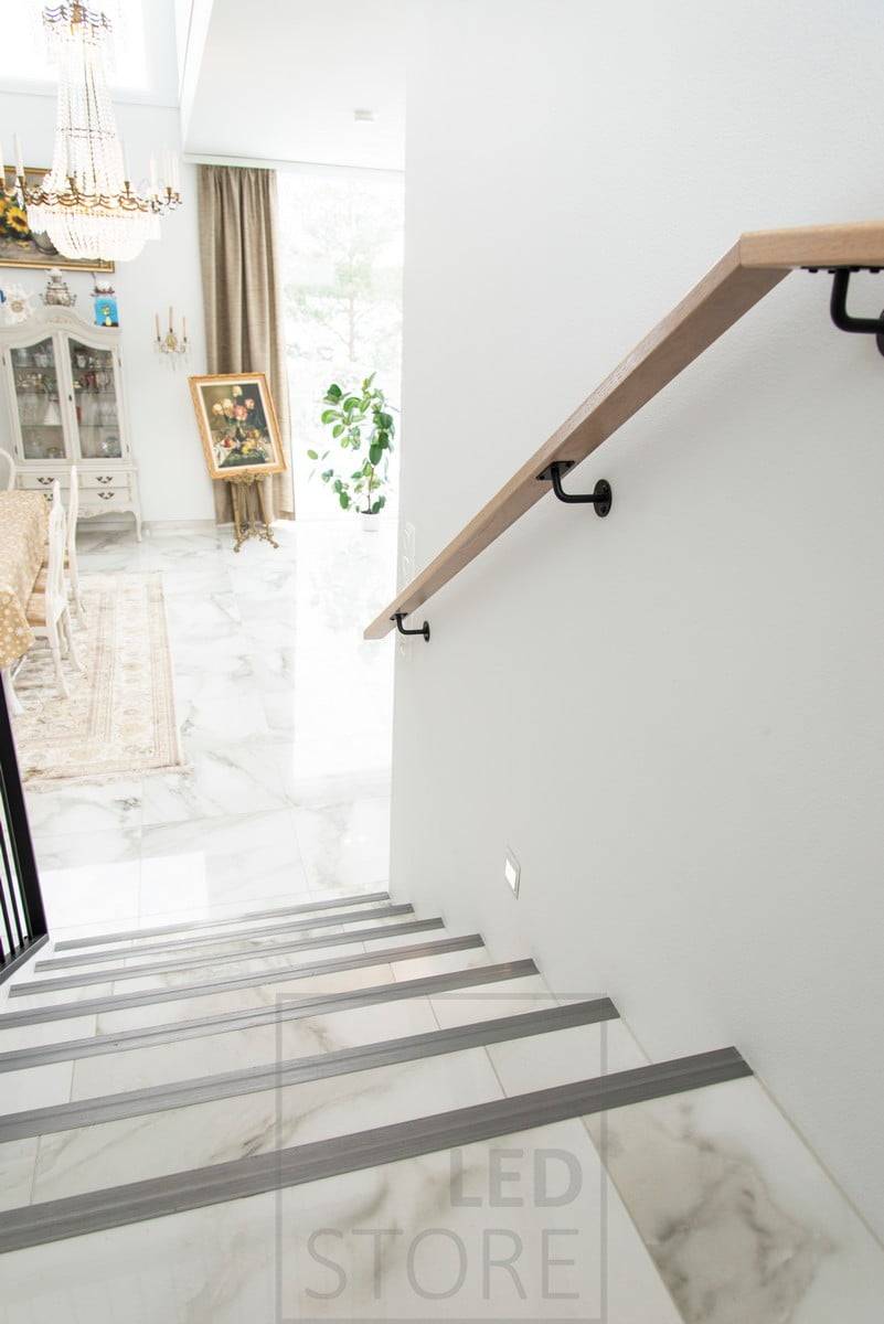 Luz de escalera led IN-WALL iluminando con luz suave y atmosférica. El aplique empotrable es moderno, sencillo y elegante. Ledstore.fi