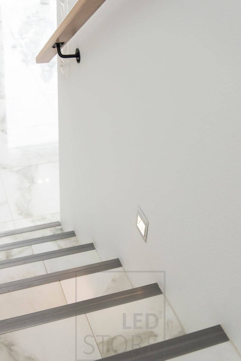 Luz de escalera led IN-WALL iluminando con luz suave y atmosférica. El aplique empotrable es moderno, sencillo y elegante. También disponible en blanco y negro y con sensor de presencia incorporado. Ledstore.fi