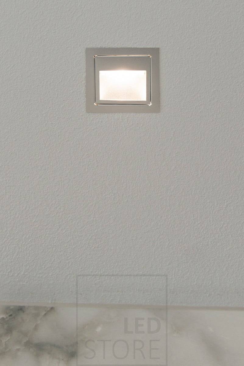 Luz de escalera led IN-WALL iluminando con luz suave y atmosférica. El aplique empotrable es moderno, sencillo y elegante. También disponible en blanco y negro. Ledstore.fi