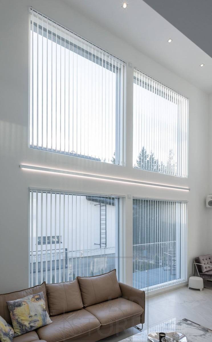 Tiras de luces LED en un perfil de pared bidireccional para acentuar la altura y las ventanas del salón. Perfil y tiras de led disponibles a medida según sus propias dimensiones. Focos led circulares en el techo para iluminación general. Ledstore.fi