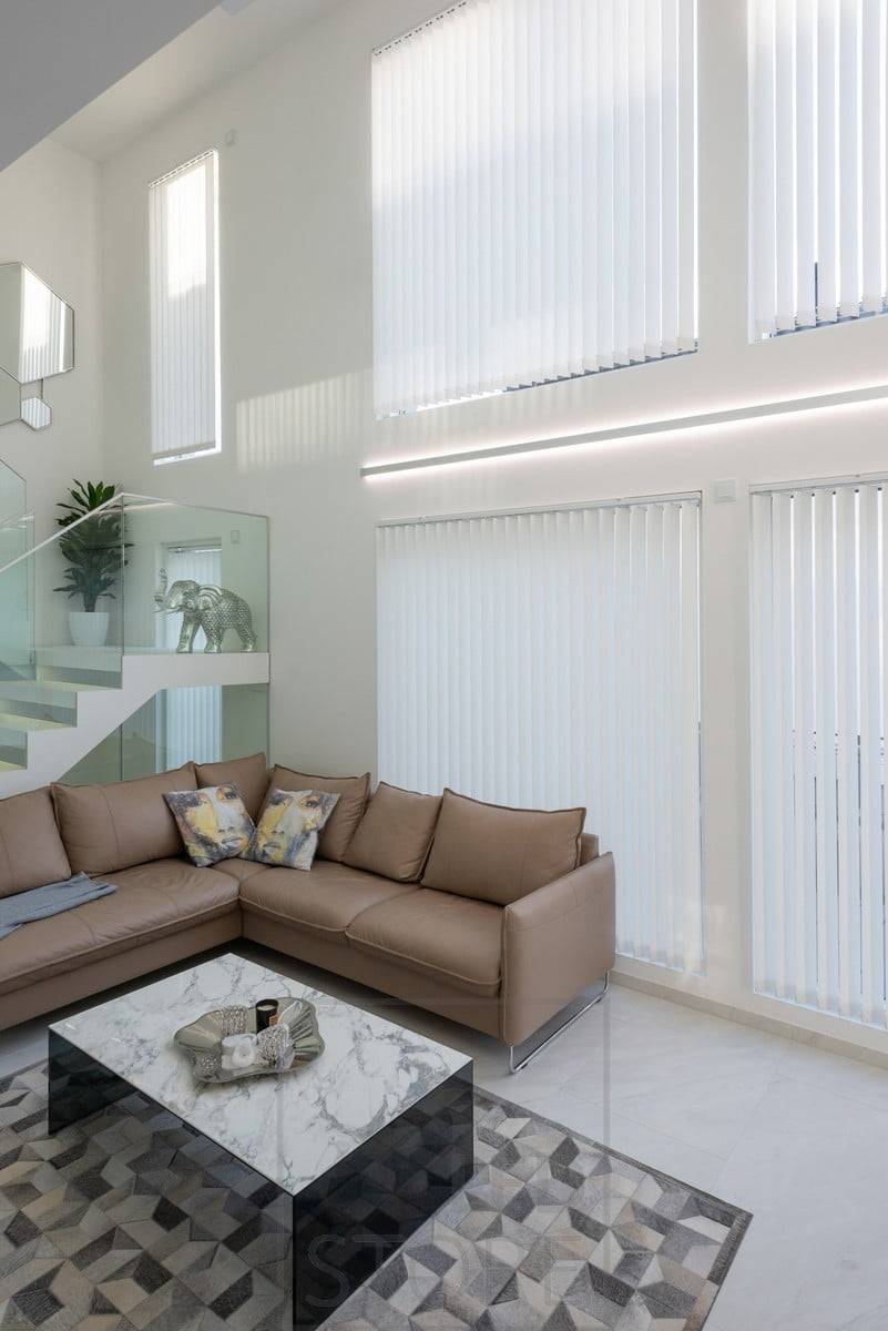 Tiras de luces LED en un perfil de pared bidireccional para acentuar la altura y las ventanas del salón. El perfil y las tiras de LED se pueden pedir a medida y listos para instalar. El perfil bidireccional también está disponible en negro. Ledstore.fi