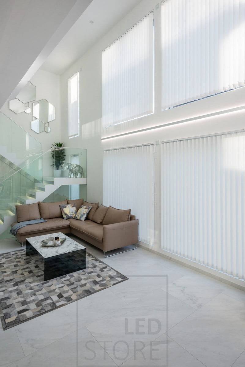 La altura del salón y las ventanas se acentúan con tiras de LED en un perfil bidireccional. Perfil y tiras de LED disponibles a medida, un perfil completo mide 2,5 m. El perfil bidireccional también está disponible en negro. Ledstore.fi