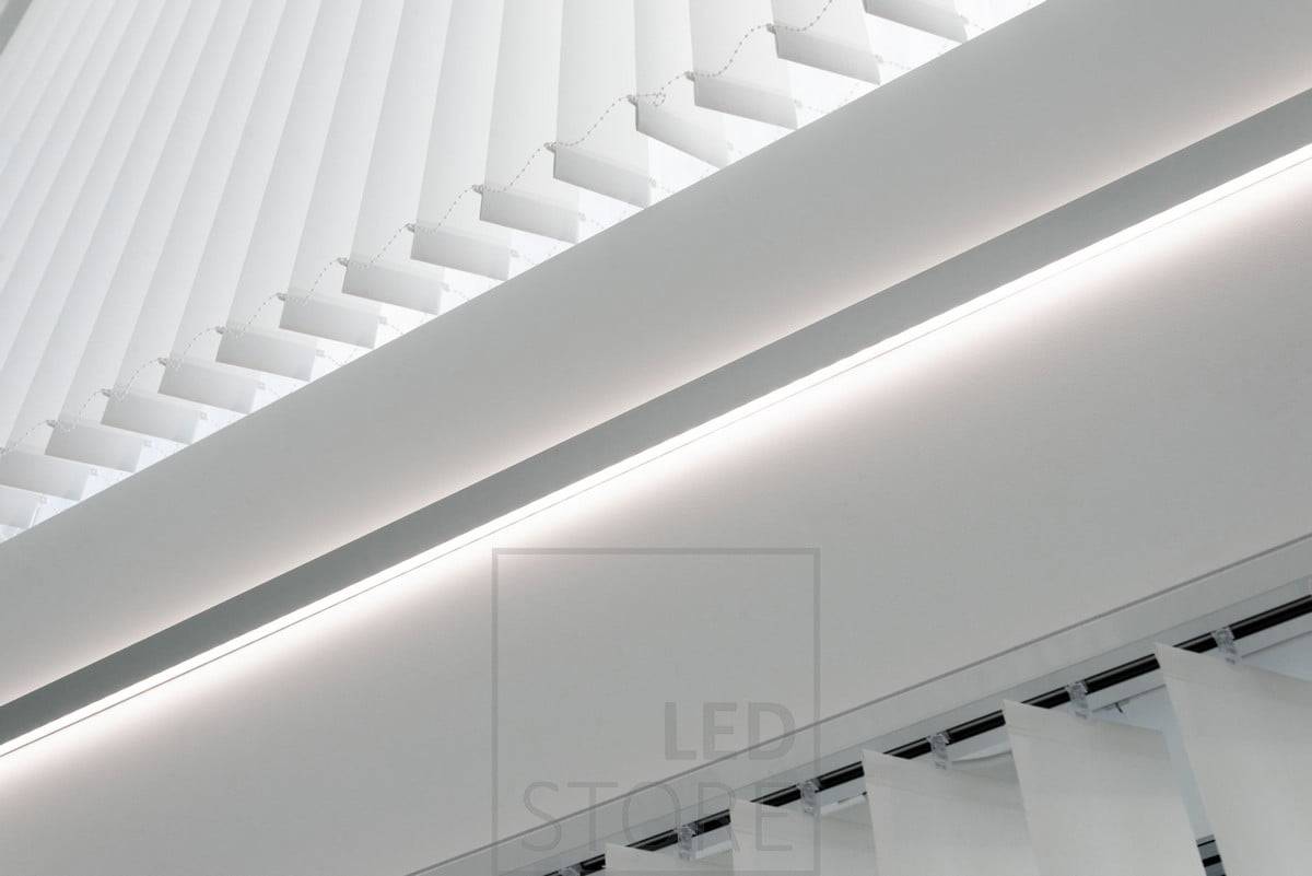 Perfil de led que ilumina en dos direcciones entre las ventanas, creando una luz indirecta atmosférica. Ledstore.fi