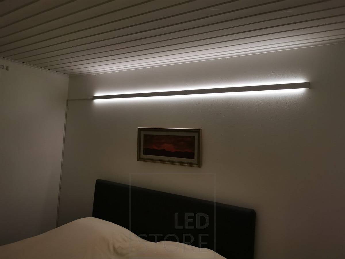 Un perfil de aluminio bidireccional para la iluminación ambiental de un dormitorio. Ledstore.fi