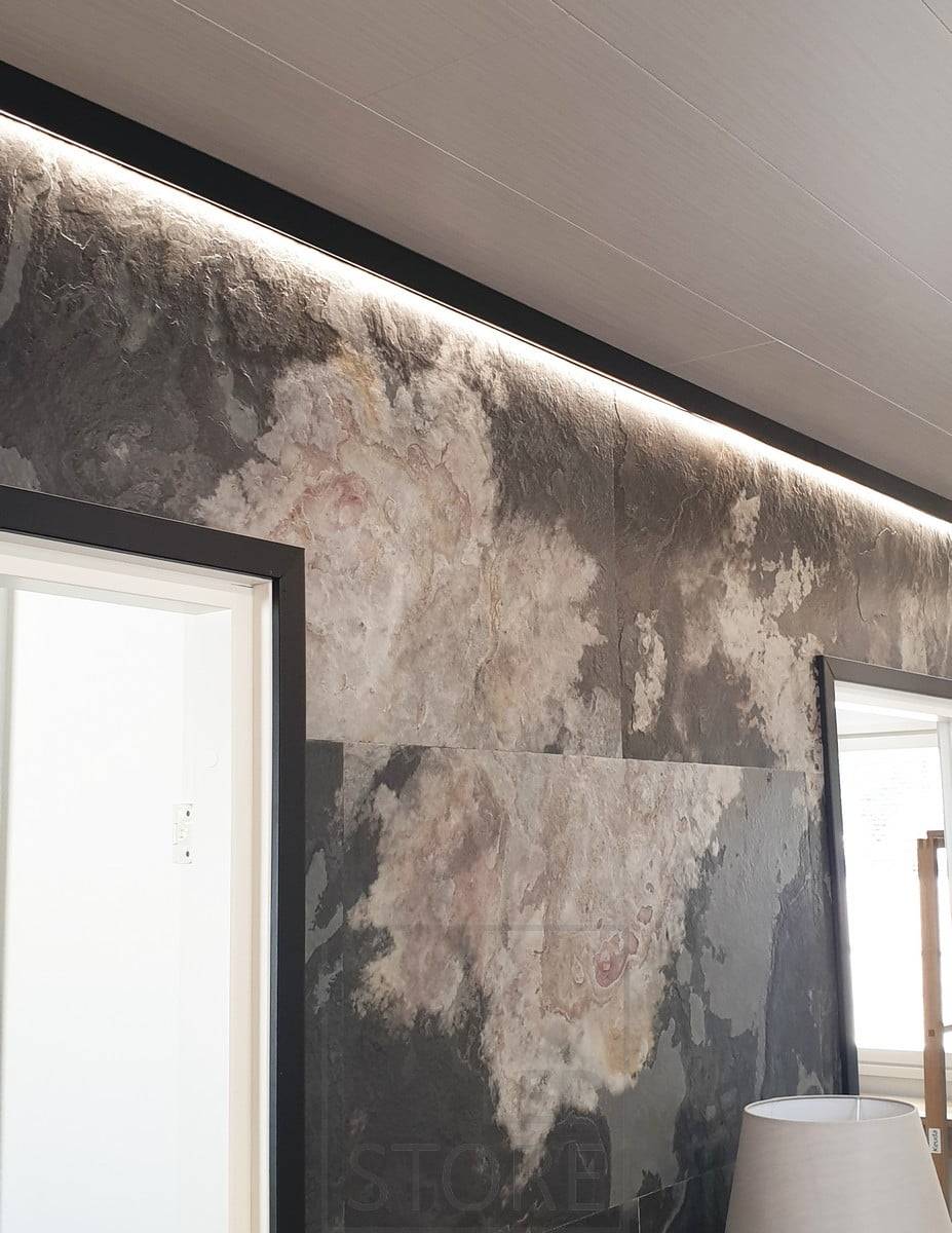 Un elegante perfil de pared negro sustituye a la moldura del techo. El perfil tiene una tira de leds para iluminar el espacio con luz indirecta. Ledstore.fi
