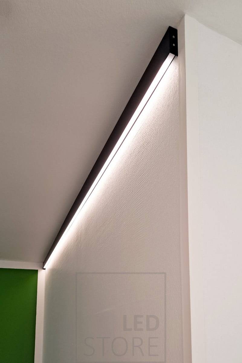Perfil de aluminio de sustitución para un listón de tejado. Tira LED interior que ilumina hacia abajo. Ledstore.fi