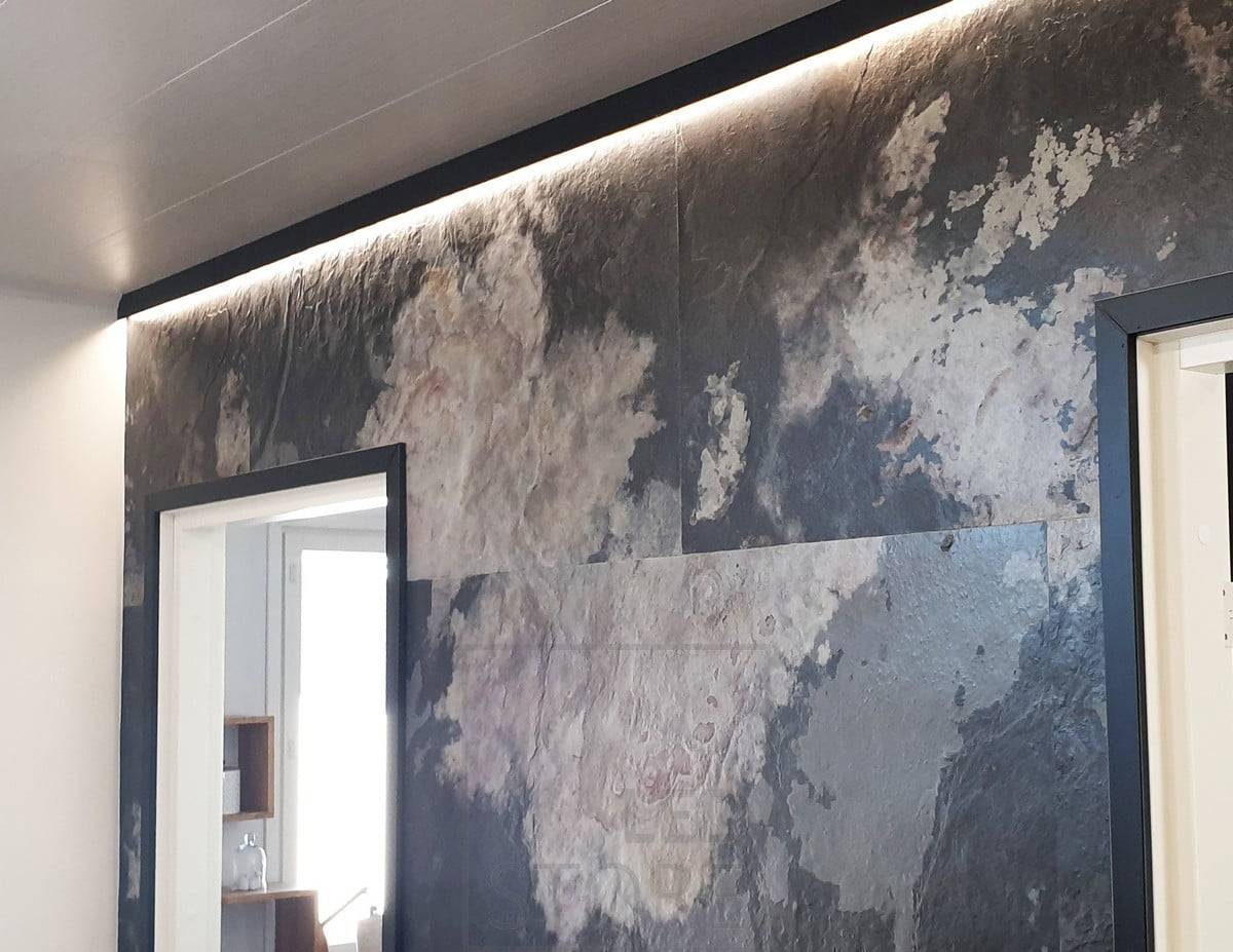La luz indirecta se introduce en el espacio con un perfil de pared que sustituye a una celosía de techo. Una tira de luz Led ilumina a través de la pared, creando una iluminación ambiental indirecta. Ledstore.fi