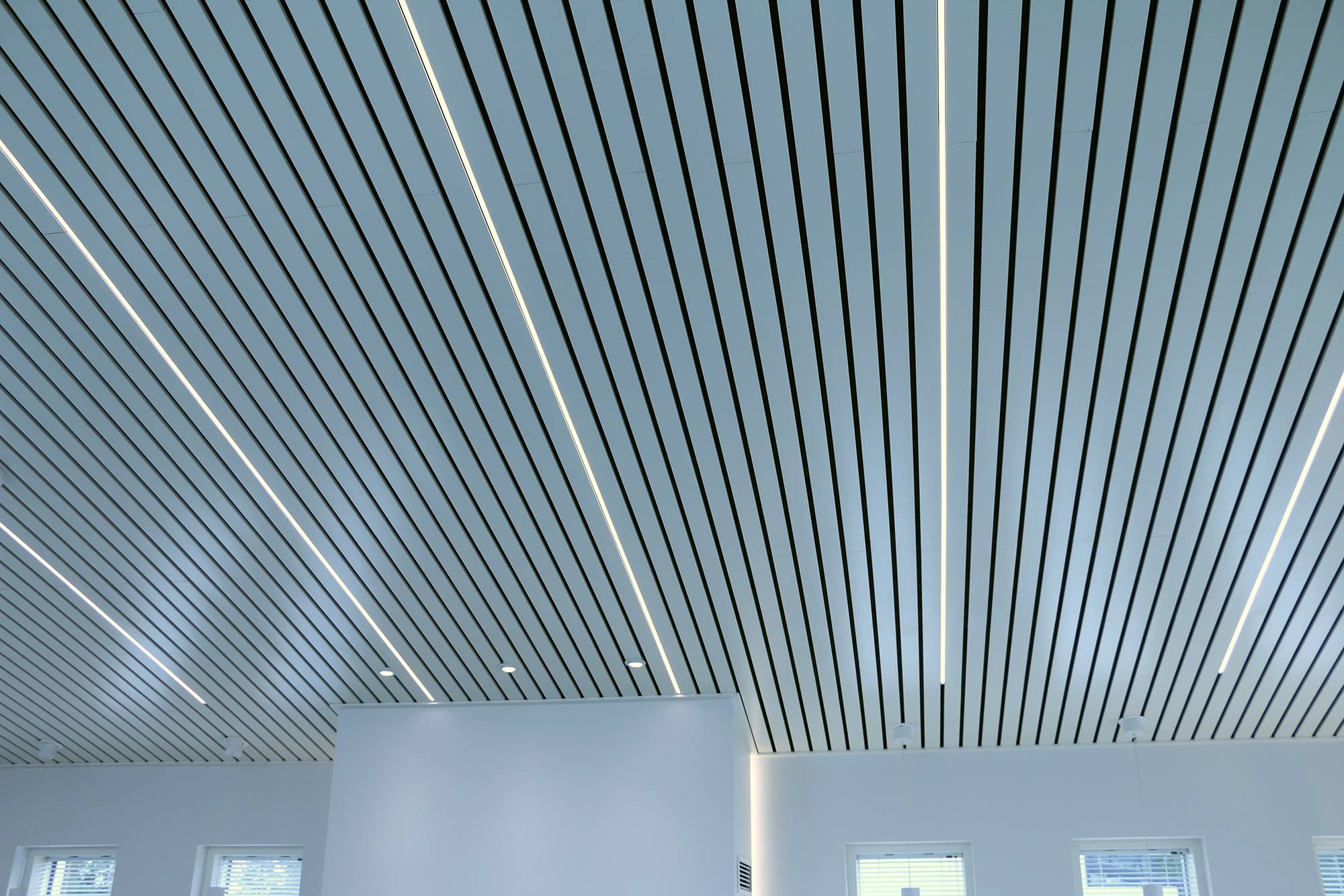 Iluminación del techo de cornisa con tiras de LED de bajo perfil montadas en superficie entre las cornisas. El resultado final es espectacular y resalta la cornisa. Ledstore.fi