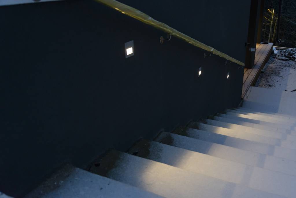Aplique empotrado en el zócalo para iluminar la escalera exterior. LedStore.fi