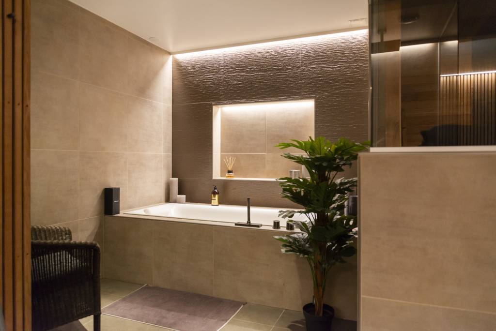 Hermosa iluminación indirecta plana con tiras de LED en el borde del techo y en el hueco de la pared. LedStore.fi