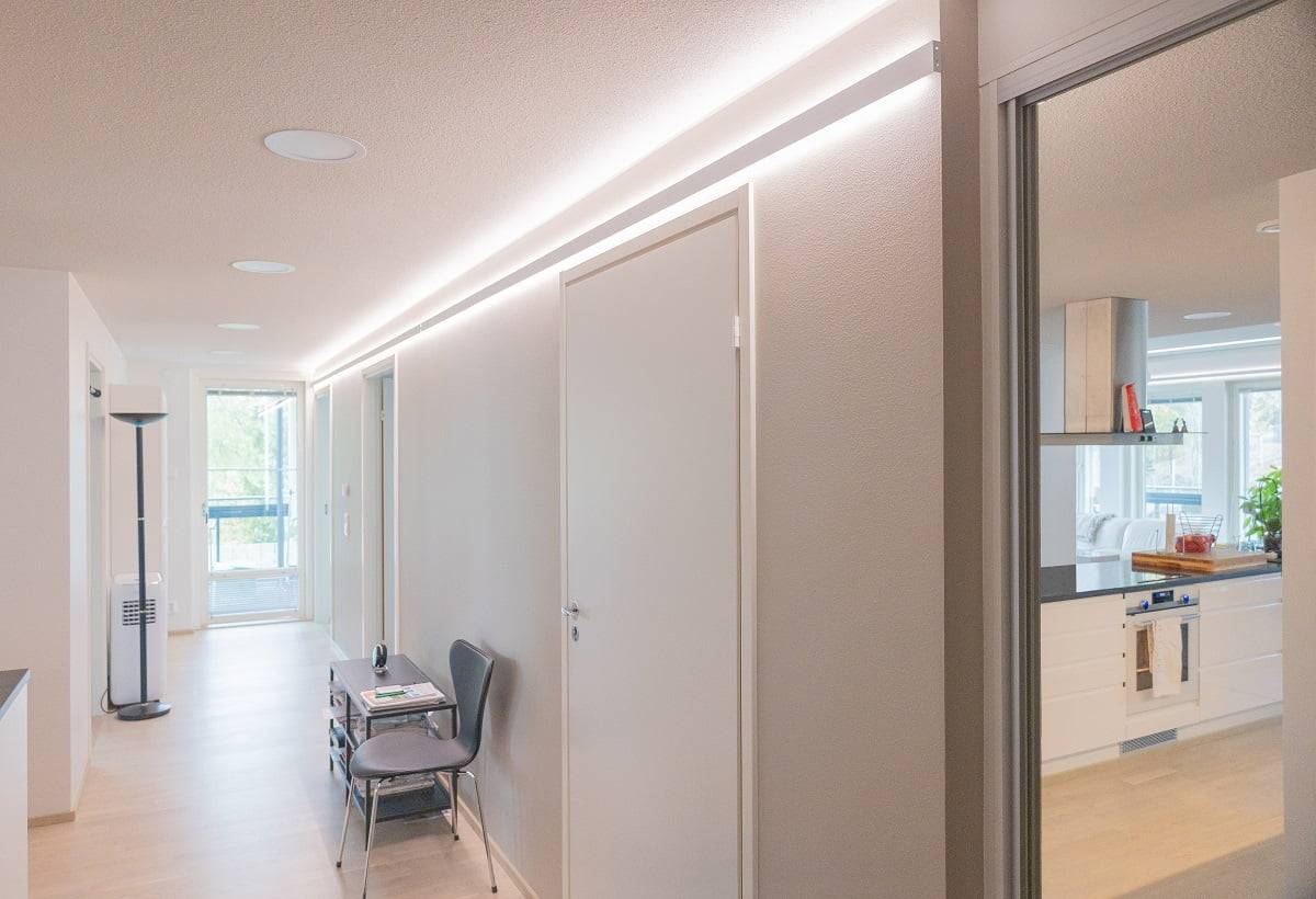 El pasillo puede iluminarse con tiras de LED indirectas a través de la pared y el techo, o con iluminación general circular en el techo. © LedStore