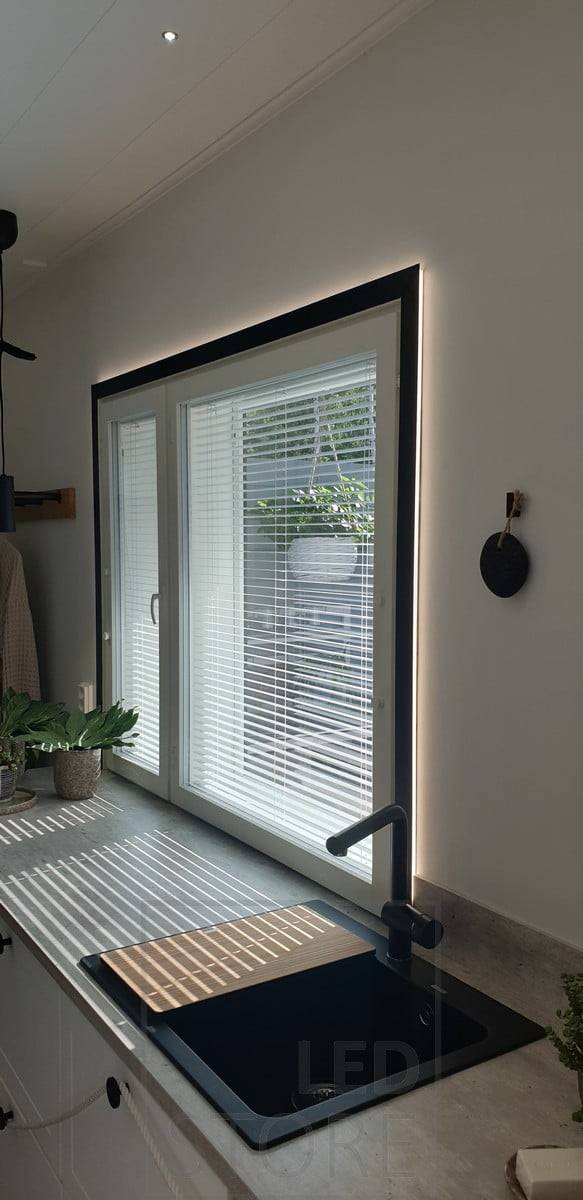 La ventana está resaltada con una tira de leds, la luz es suave y atmosférica. Ledstore.fi