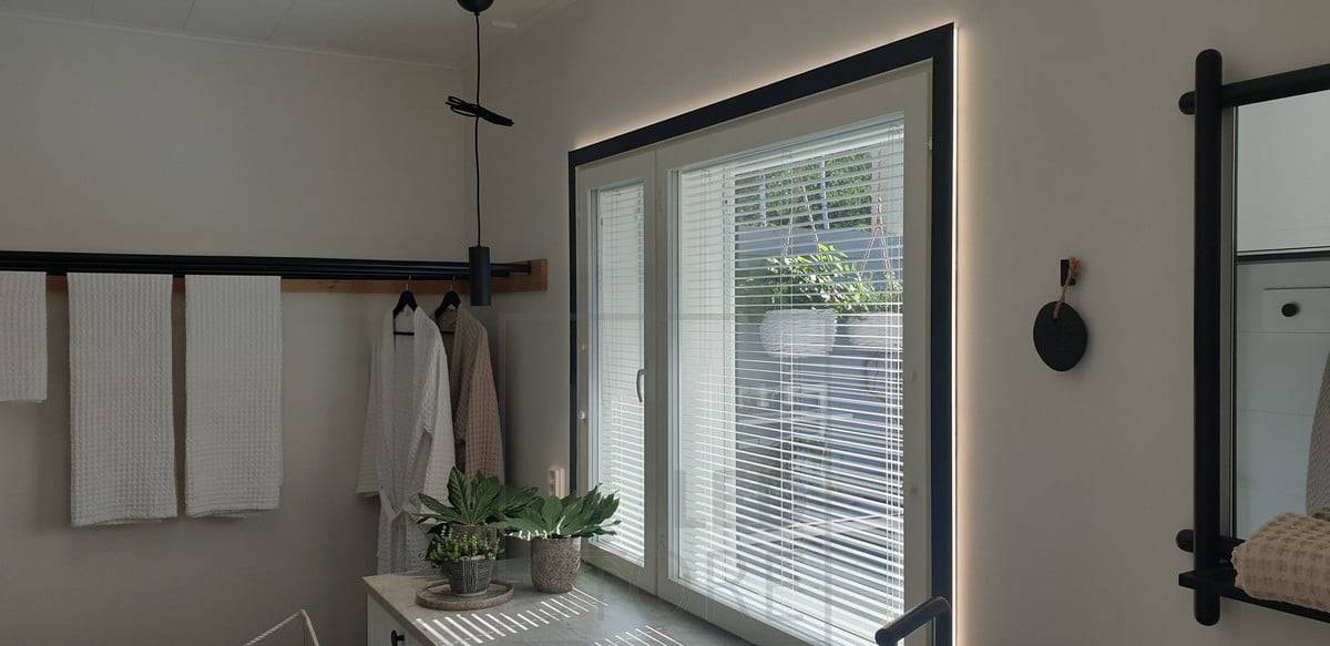 Ventana acentuada con una tira de leds que crea una suave luz alrededor de la ventana. Ledstore.fi