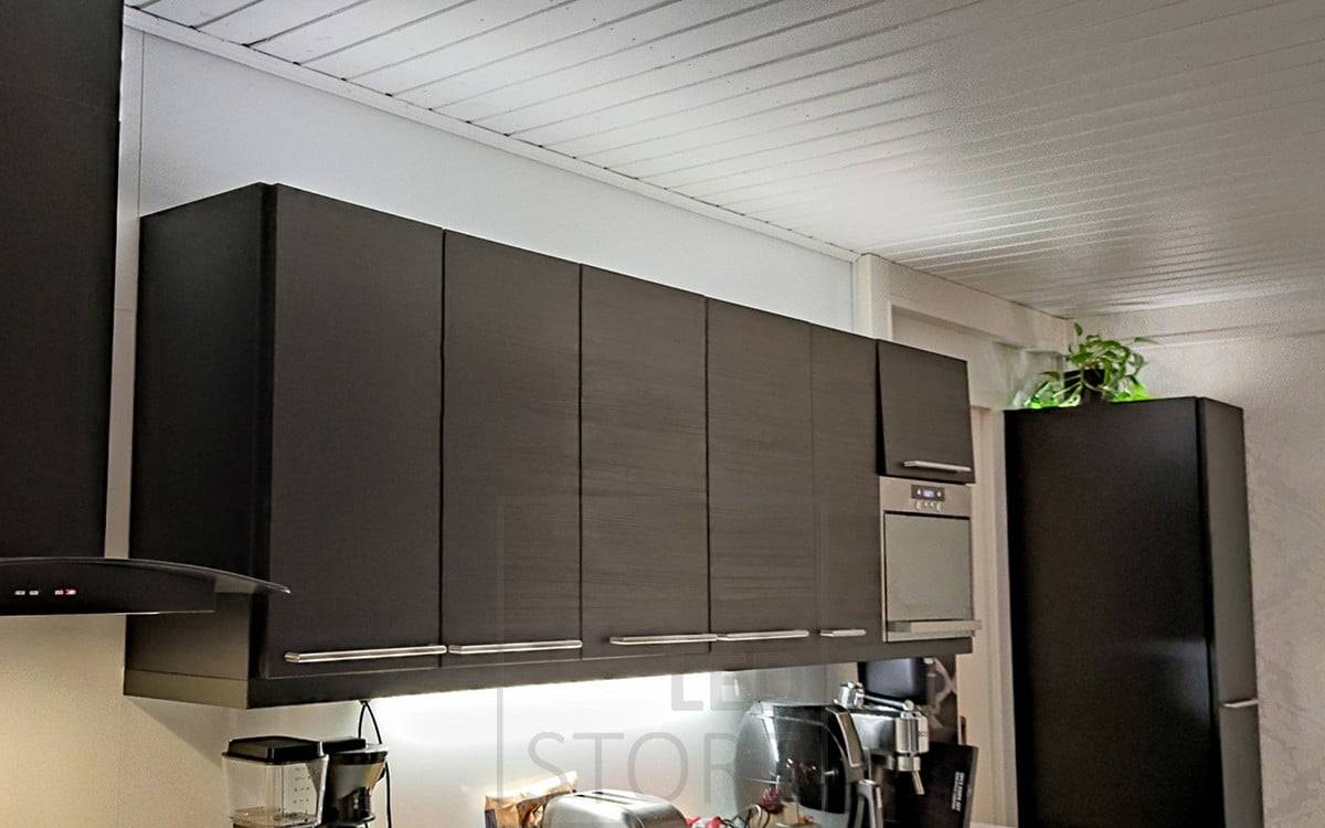 Iluminación ambiental indirecta e iluminación de trabajo en la cocina. Ledstore.fi