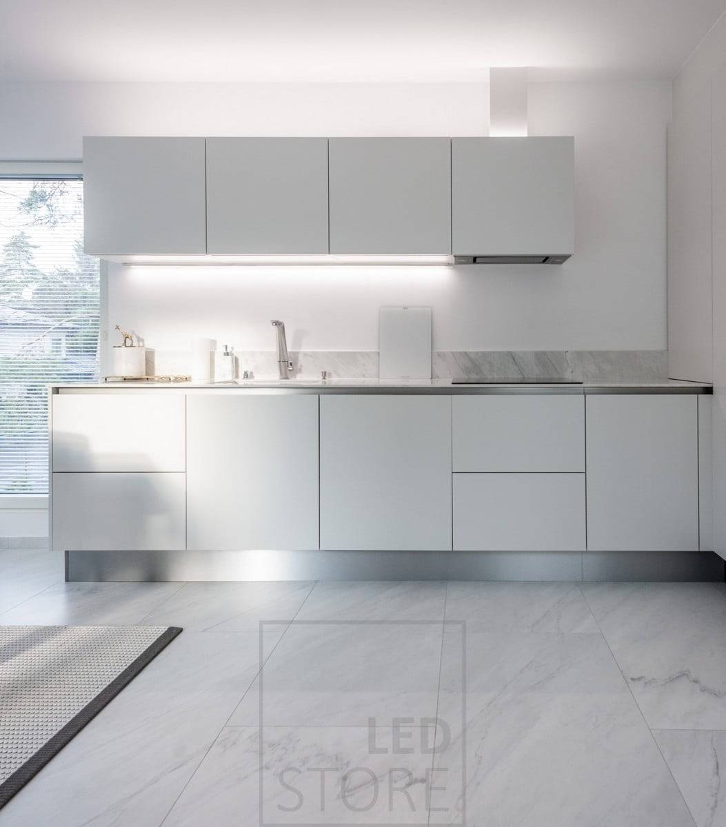 Una preciosa cocina blanca iluminada por tiras de led con luz blanca neutra de 4000 Kelvin que resalta los tonos limpios elegidos para la cocina. Ledstore.fi
