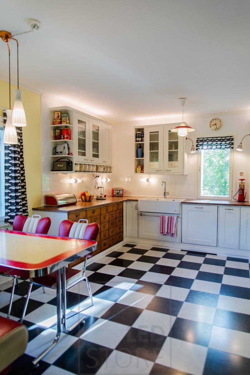Encima de los armarios de la cocina, unas tiras de LED iluminan la cocina con una luz indirecta y atmosférica. Ledstore.fi