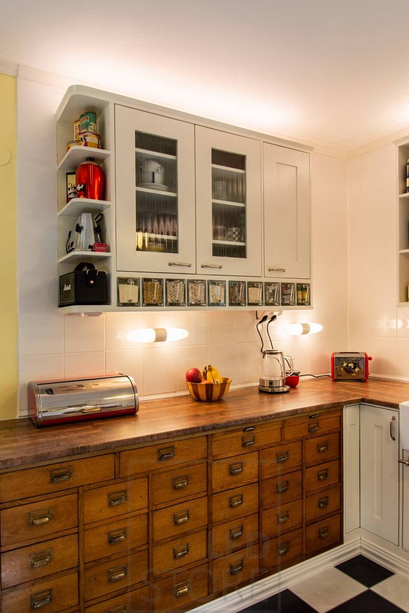 Tiras de led y apliques ya en la cocina crean un bonito esquema de iluminación en la cocina. Ledstore.fi