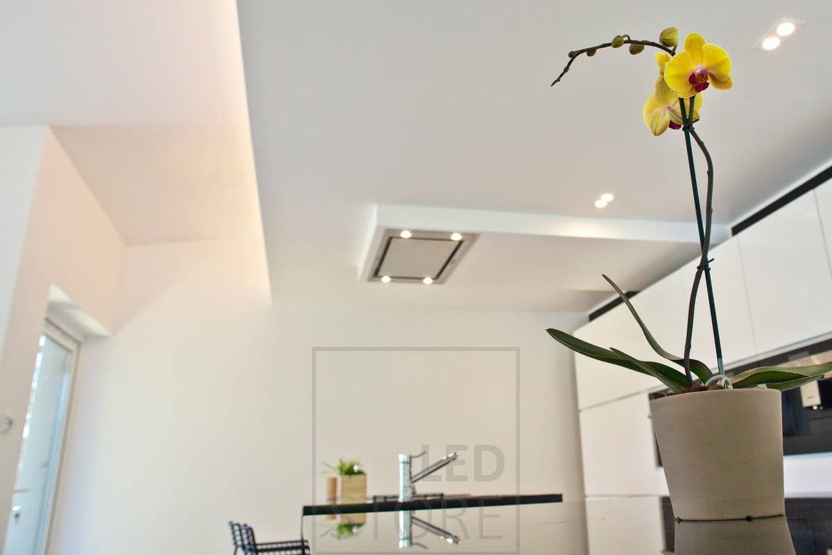 Luz indirecta y focos empotrados en la cocina. Una larga caída construida en la parte superior de la cocina con una tira de LED en el labio proporciona una iluminación indirecta y una hermosa estratificación en el espacio. Ledstore.fi