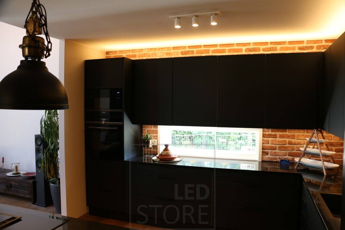 Encima de los armarios de la cocina, unas tiras de LED iluminan la luz indirecta, creando una luz suave y atmosférica. Un perfil LED fijado a la base de los armarios ilumina la encimera. Ledstore.fi