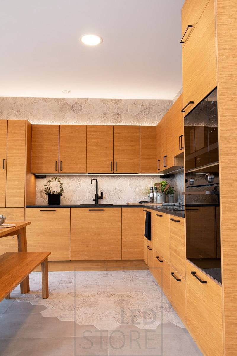 En la cocina, iluminación indirecta sobre los armarios, luz suave y ambiental. Luces empotradas en el techo como iluminación general. Ledstore.fi
