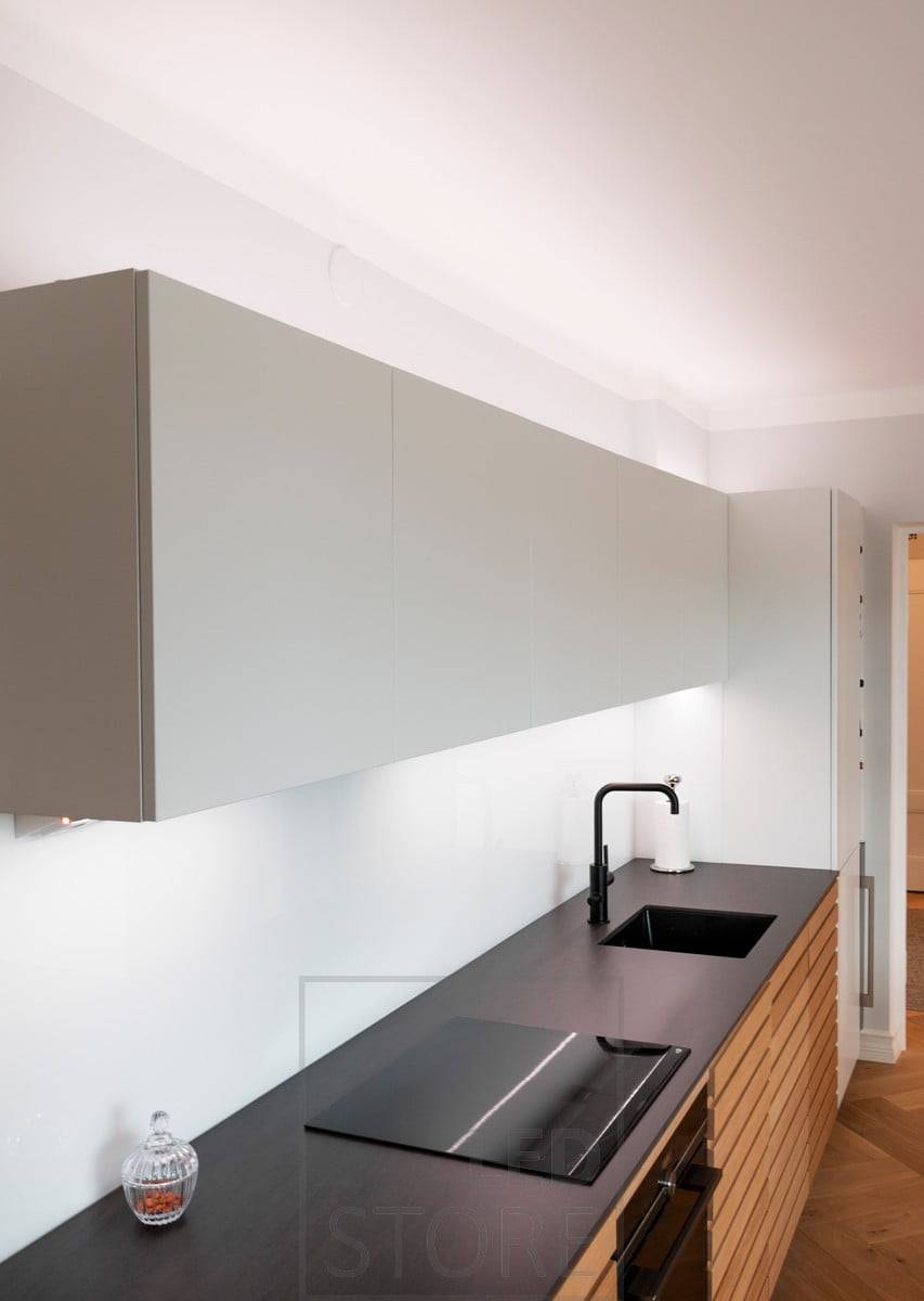 Iluminación de cocina regulable en temperatura de color, sobre la encimera y encima de los armarios, para iluminación ambiental y de trabajo. Ledstore.fi