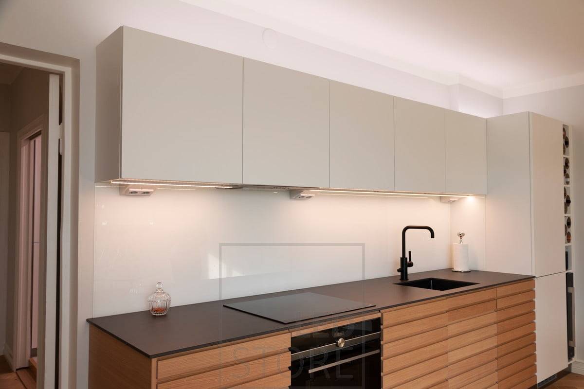 Iluminación de cocina regulable en temperatura de color, sobre la encimera y encima de los armarios. Ledstore.fi